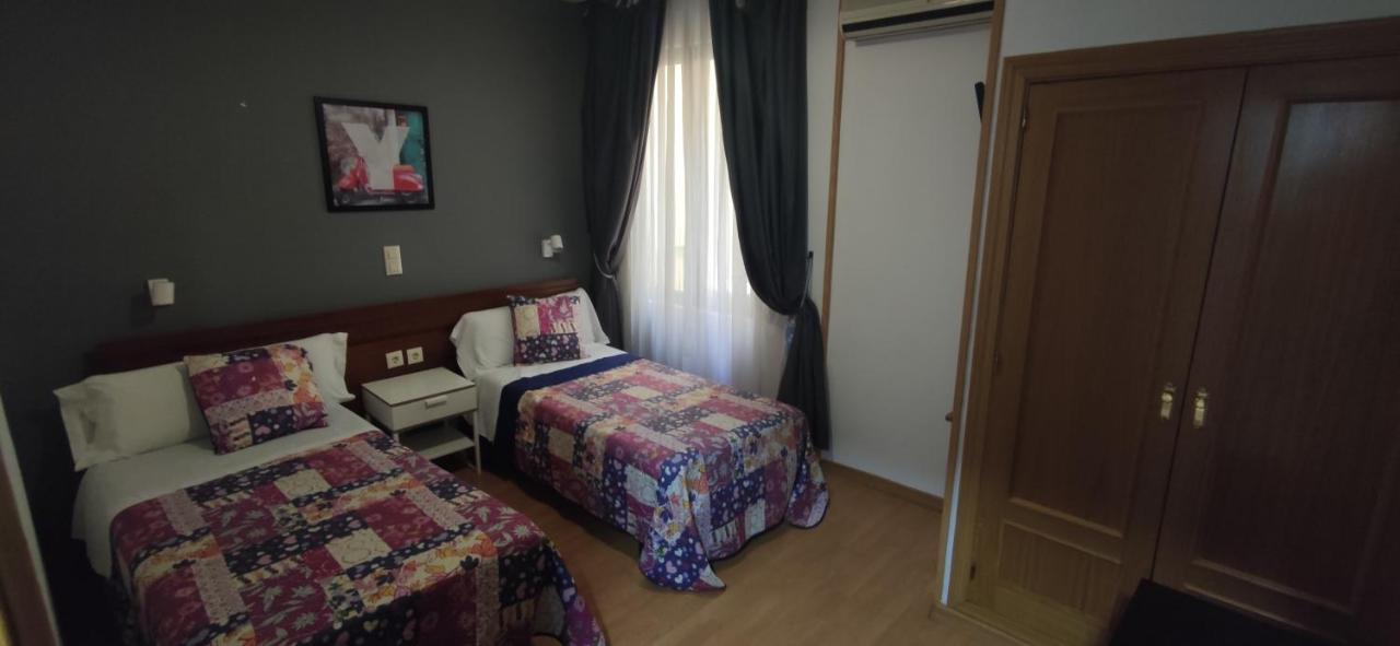 Hostal Felipe V Madrid Kültér fotó