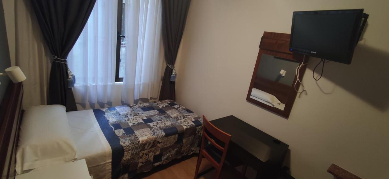 Hostal Felipe V Madrid Kültér fotó